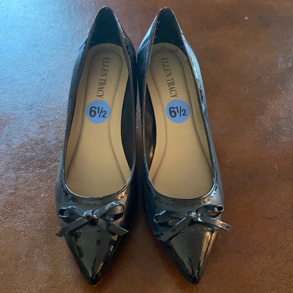 Ellen Tracy pointed toe low heel